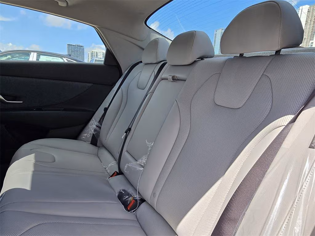 
								New 2025 Hyundai Elantra Limited full									