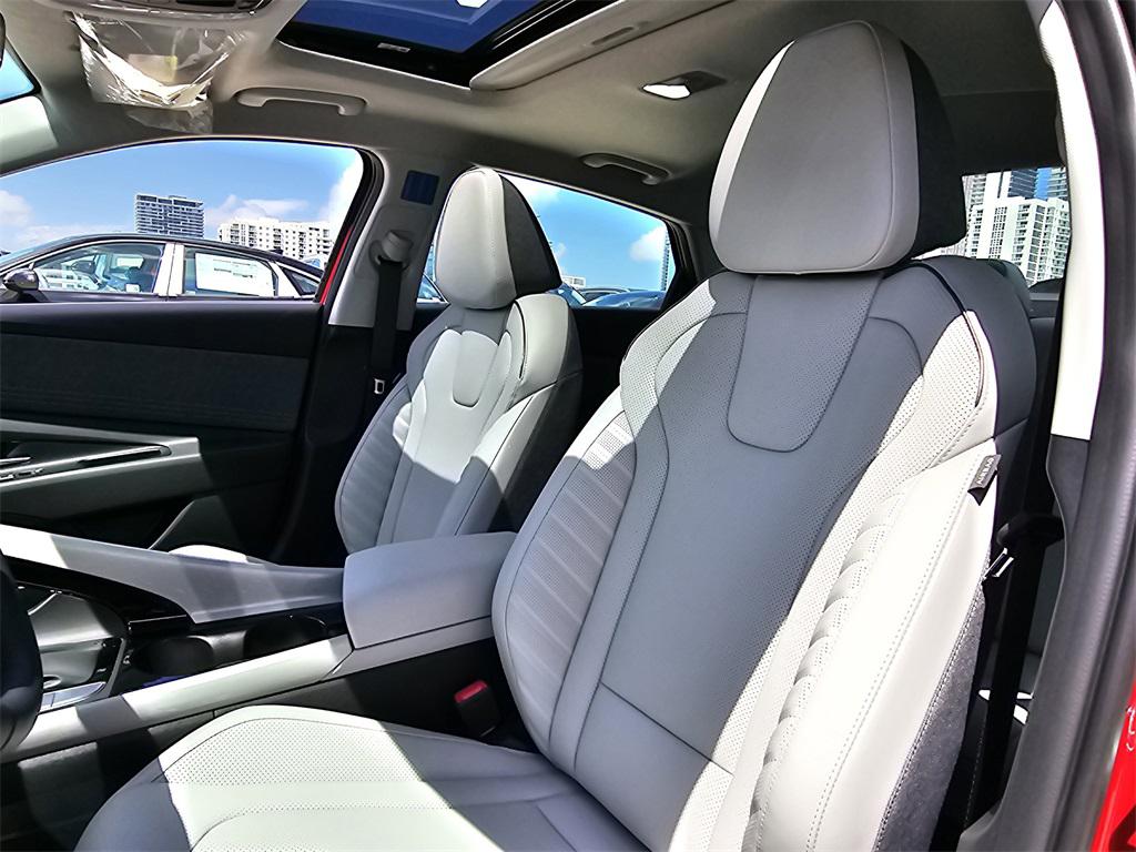 
								New 2025 Hyundai Elantra Limited full									