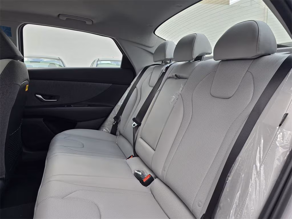 
								New 2025 Hyundai Elantra Limited full									