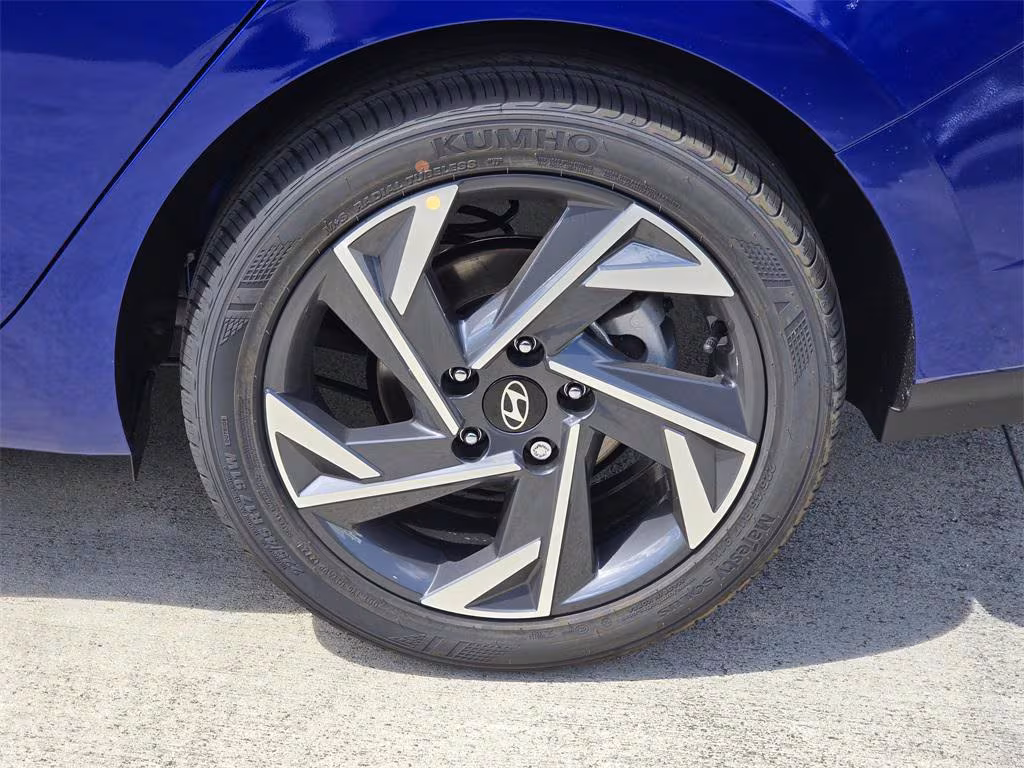 
								New 2025 Hyundai Elantra Limited full									