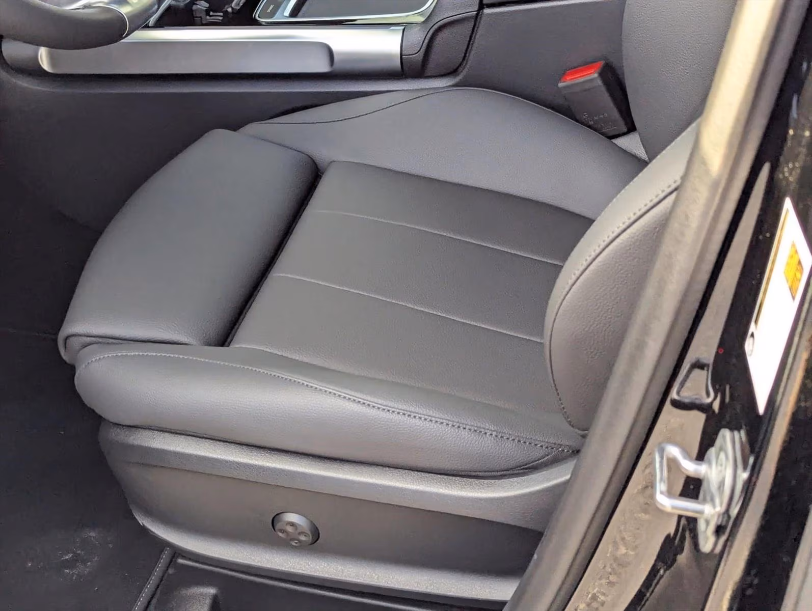 
								2025 Mercedes-Benz GLB 250 SUV full									