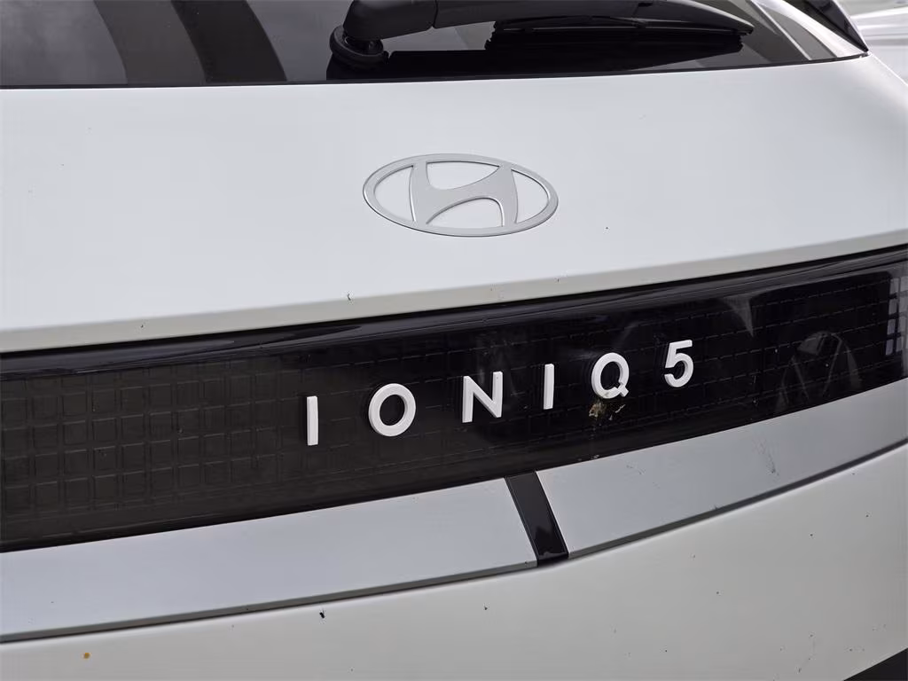 
								New 2025 Hyundai IONIQ 5 SEL full									