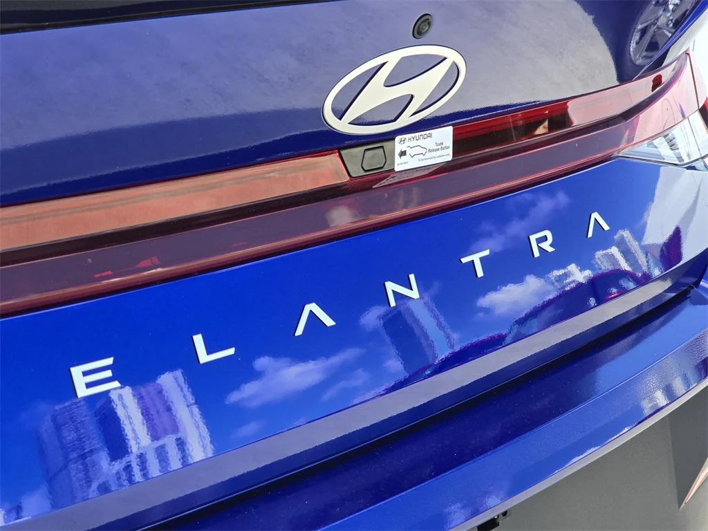 
								New 2025 Hyundai Elantra Limited full									