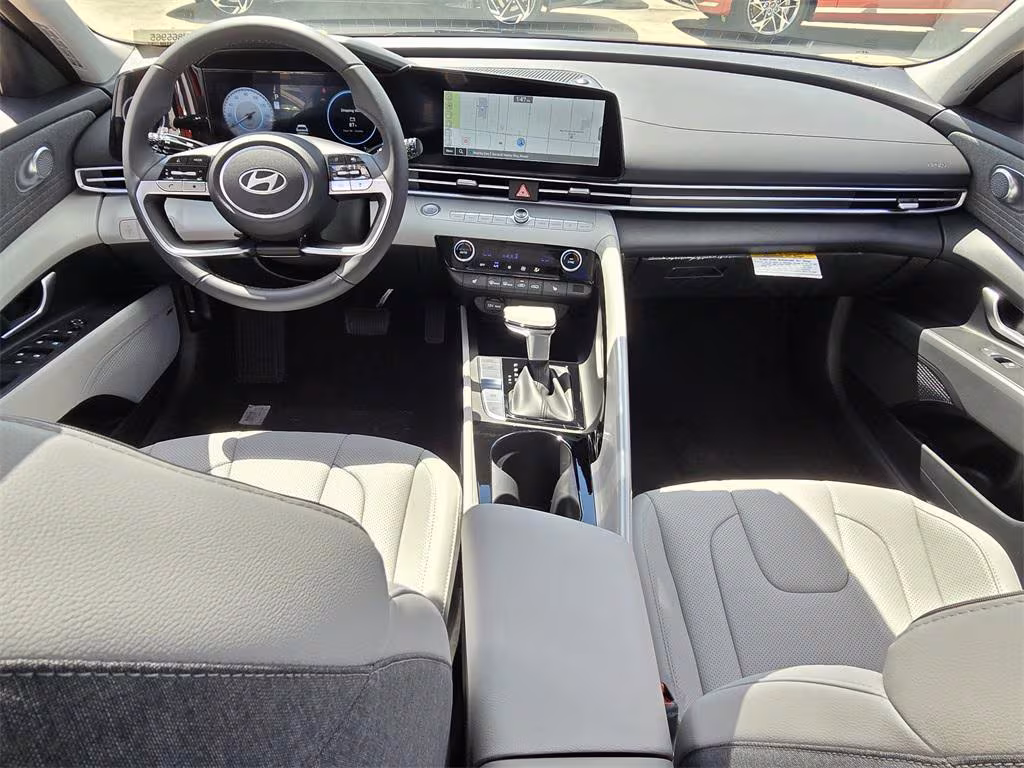 
								New 2025 Hyundai Elantra Limited full									