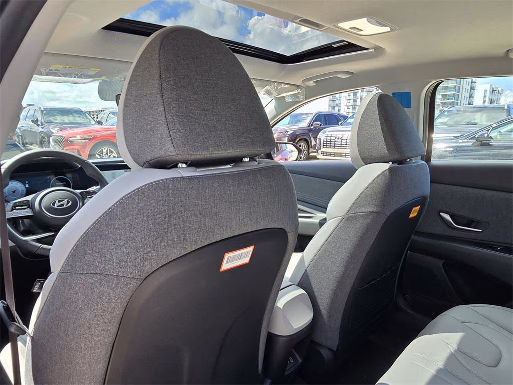 
								New 2025 Hyundai Elantra Limited full									