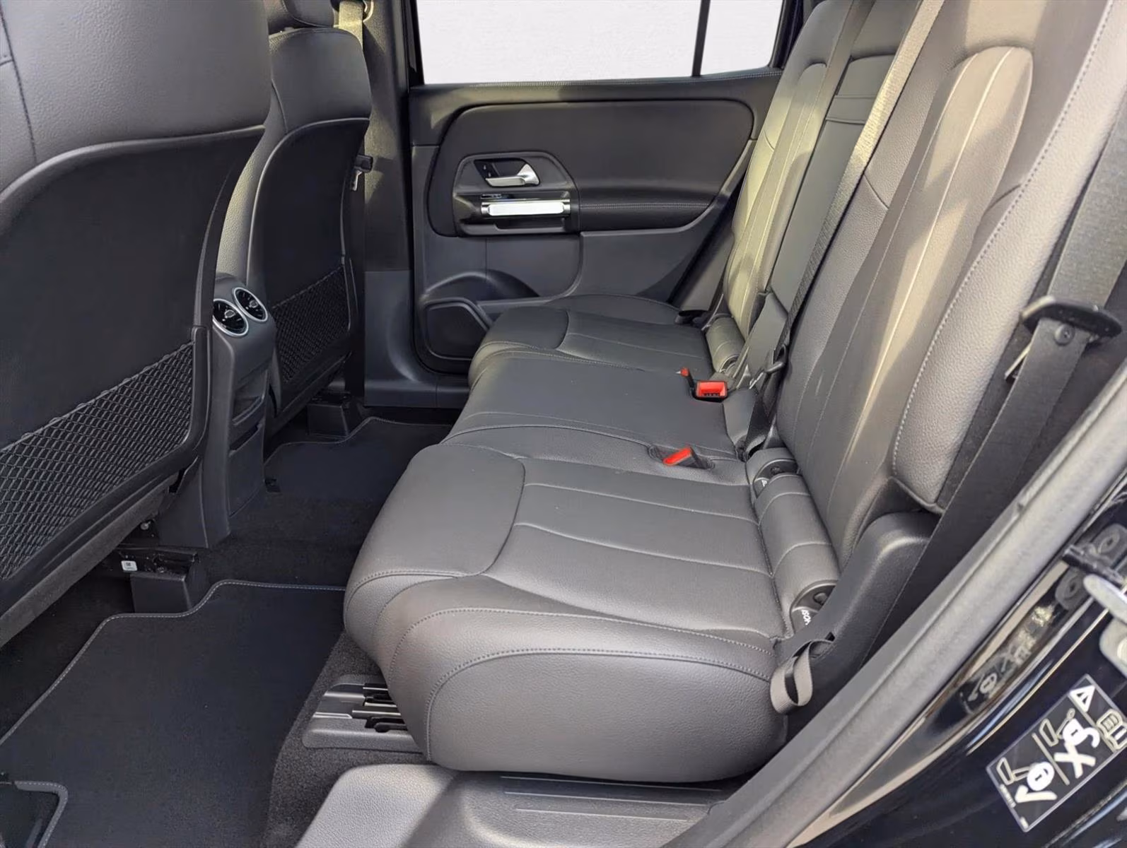 
								2025 Mercedes-Benz GLB 250 SUV full									